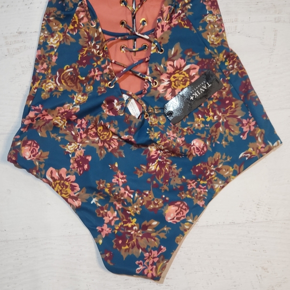 Tavik Monohan one piece - Picture 8 of 14